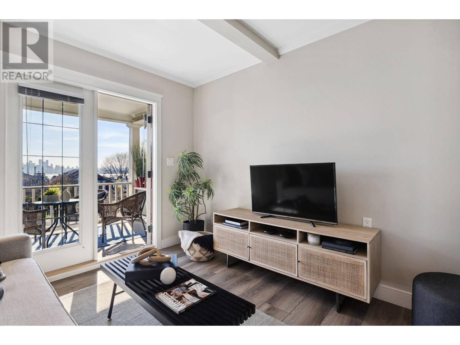 264 W 6th Street, North Vancouver, British Columbia  V7M 1K6 - Photo 5 - R2869102