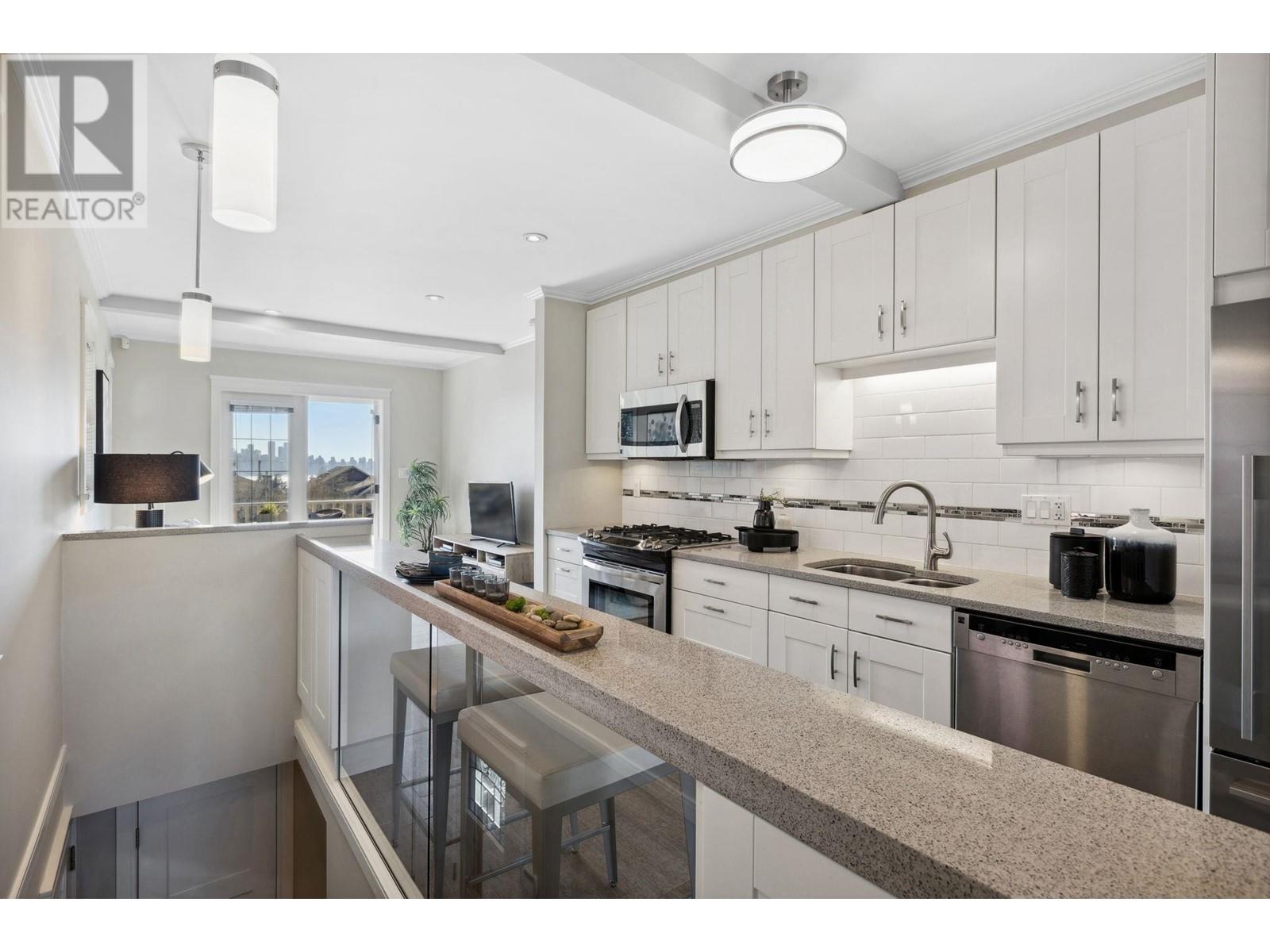 264 W 6th Street, North Vancouver, British Columbia  V7M 1K6 - Photo 9 - R2869102