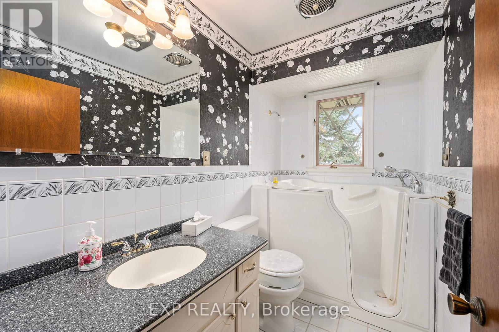 296 Hastings St, North Middlesex, Ontario  N0M 2K0 - Photo 8 - X8221900