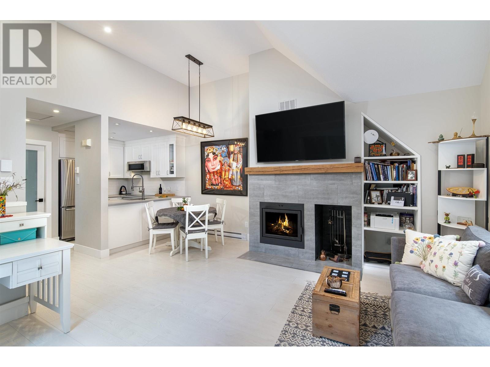 317 2222 Castle Drive, Whistler, British Columbia  V8E 0L7 - Photo 2 - R2869299