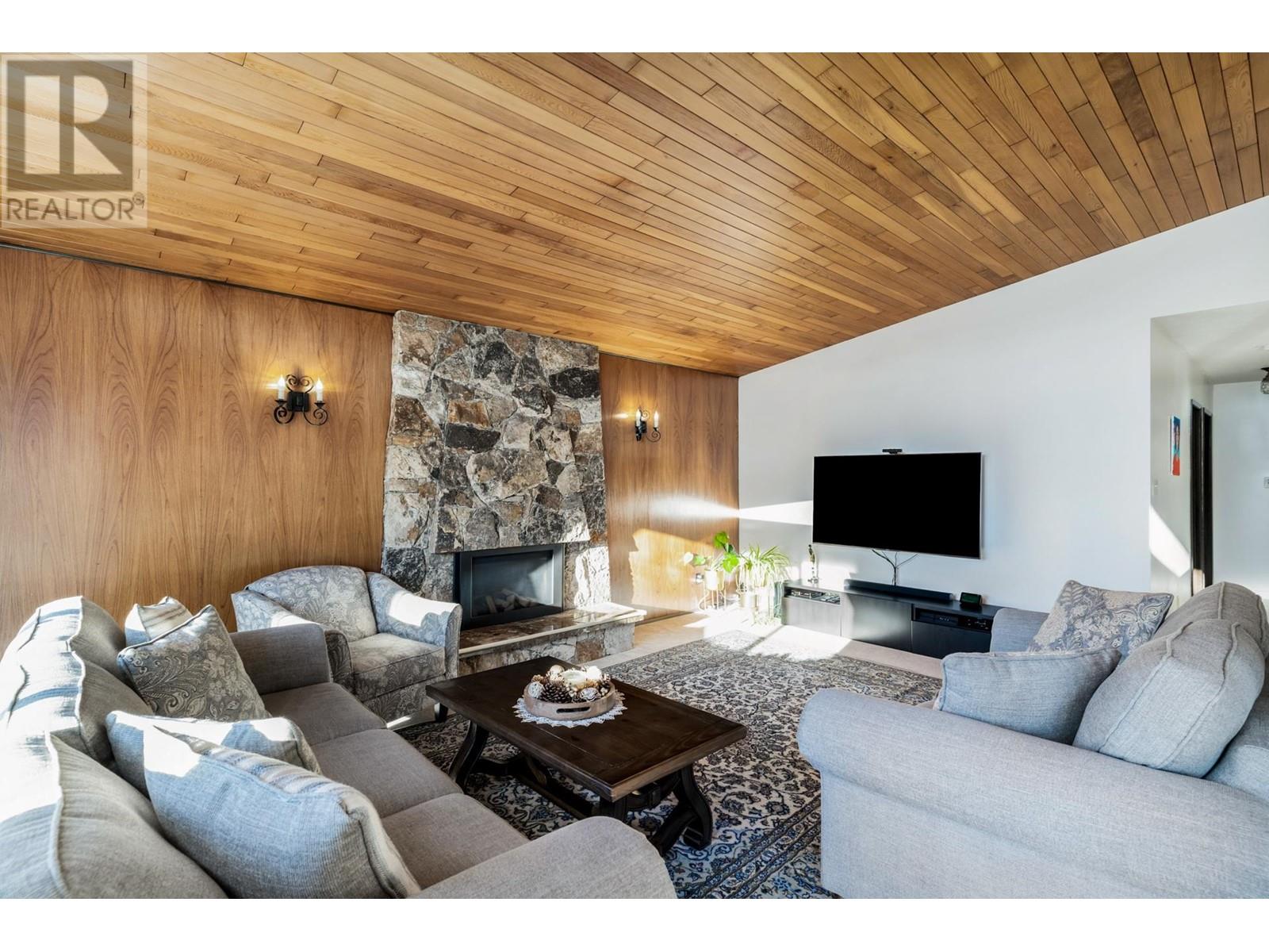 566 E Braemar Road, North Vancouver, British Columbia  V7N 1R3 - Photo 1 - R2869393