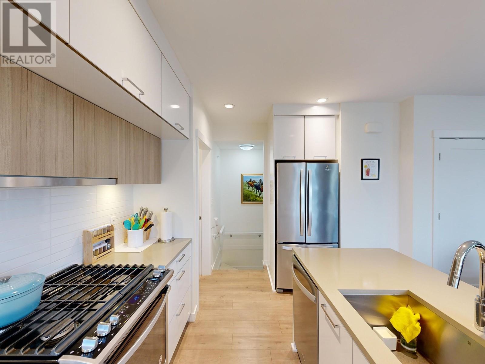 2737 Ward Street, Vancouver, British Columbia  V5R 4S7 - Photo 2 - R2869374