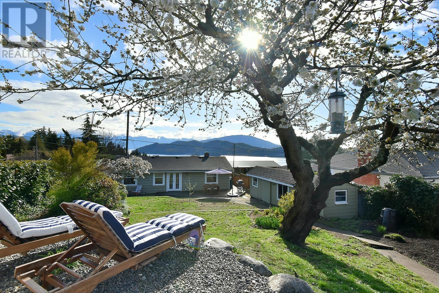 629 N Fletcher Road, Gibsons, British Columbia  V0N 1V9 - Photo 1 - R2869437