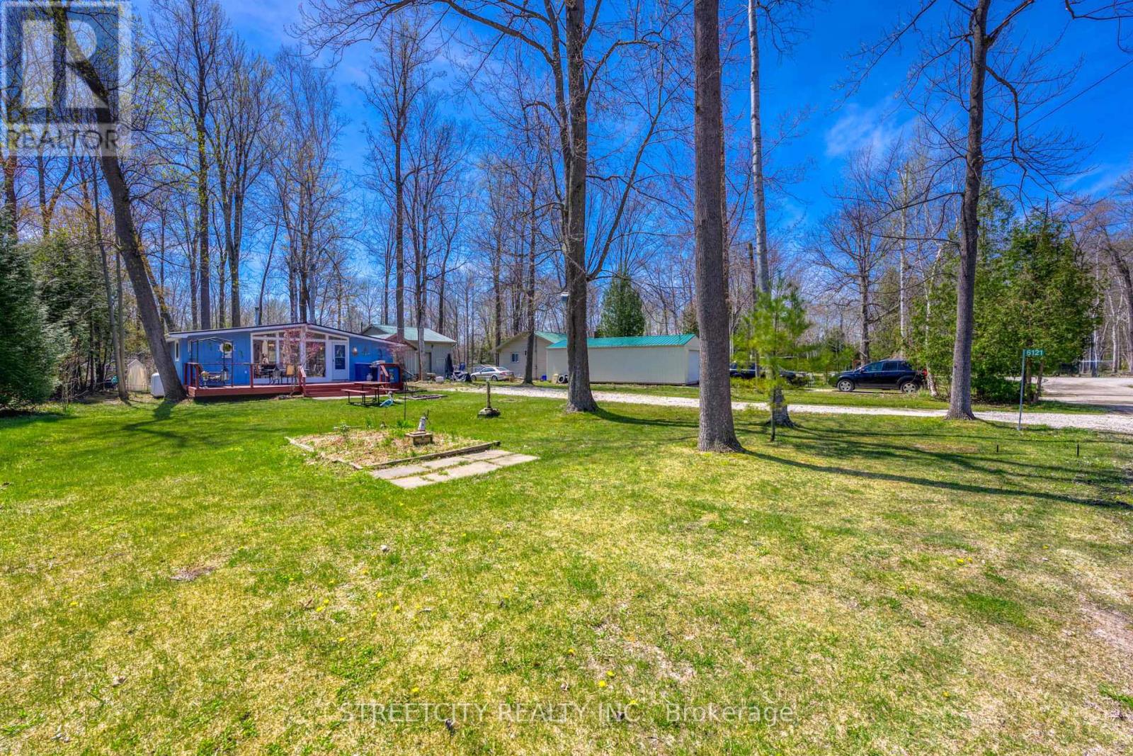 6121 Williz Rd, Lambton Shores, Ontario  N0N 1J1 - Photo 2 - X8226582