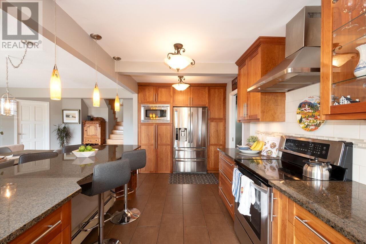 5703 Bluebell Drive, West Vancouver, British Columbia  V7W 1T2 - Photo 5 - R2869698