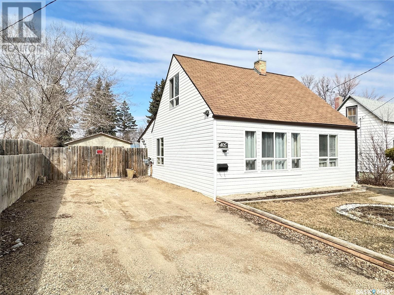 405 3rd Street S, Weyburn, Saskatchewan  S4H 2C7 - Photo 1 - SK965491