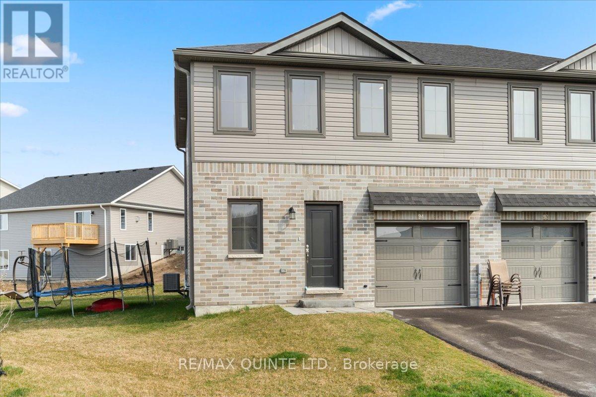94 Campbell Cres, Prince Edward County, Ontario  K0K 2T0 - Photo 2 - X8230342