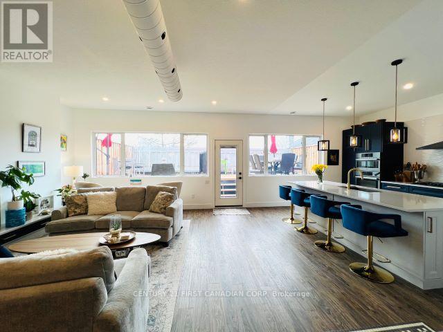 #UPPER -218 JOSEPH ST, central elgin, Ontario