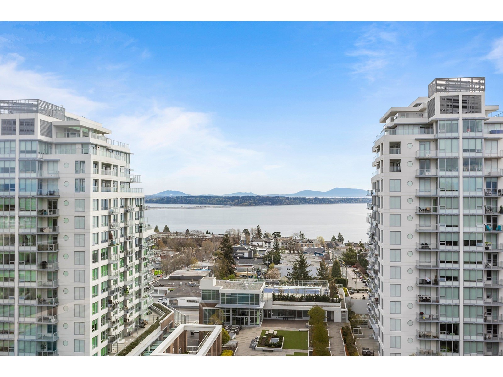 Listing Picture 2 of 40 : 1201 15152 RUSSELL AVENUE, White Rock - 魯藝地產 Yvonne Lu Group - MLS Medallion Club Member