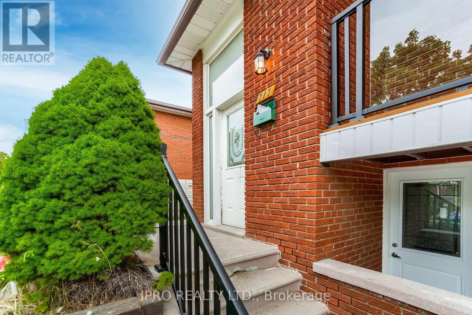 Upper - 717 Green Meadow Crescent, Mississauga, Ontario  L5A 2V3 - Photo 4 - W8233276