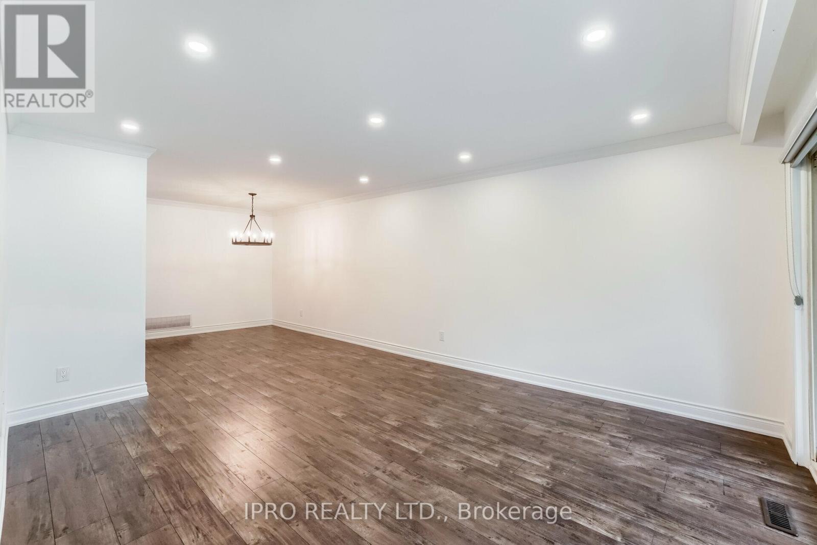 Upper - 717 Green Meadow Crescent, Mississauga, Ontario  L5A 2V3 - Photo 7 - W8233276