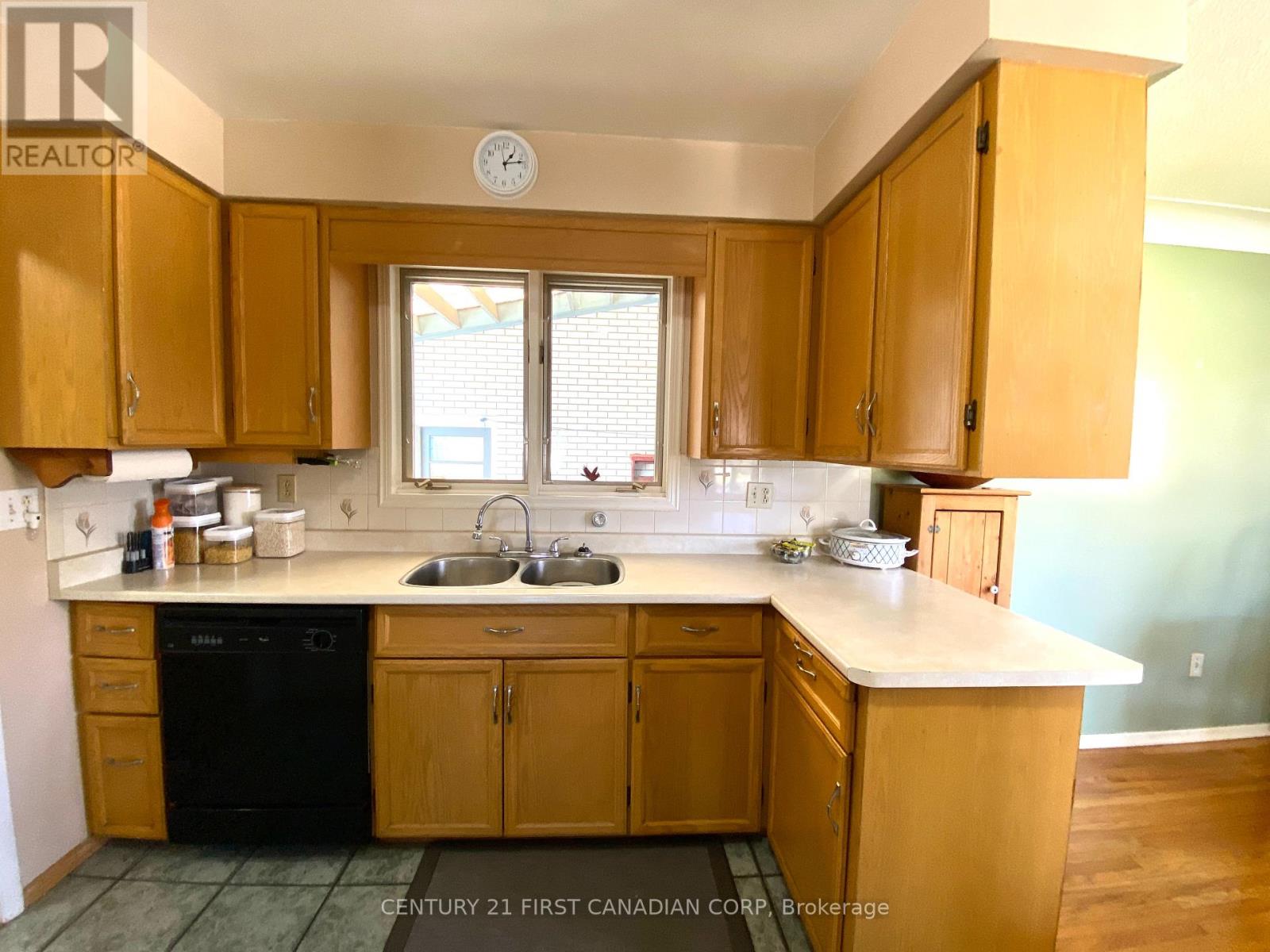 1081 Senate Crt S, Sarnia, Ontario  N7S 2C9 - Photo 5 - X8234240