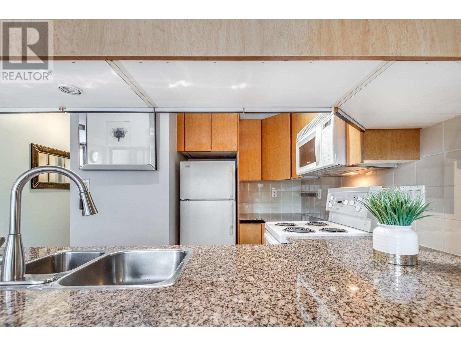 313 1189 Howe Street, Vancouver, British Columbia  V6Z 2X4 - Photo 3 - R2870675