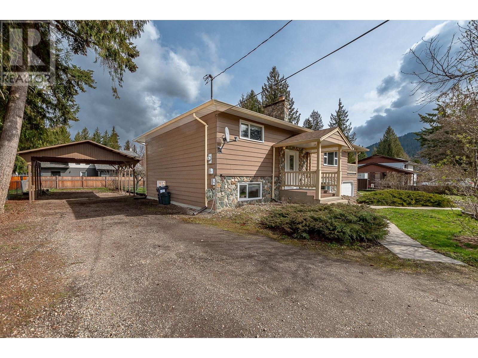 606 Forest Park Street, sicamous, British Columbia
