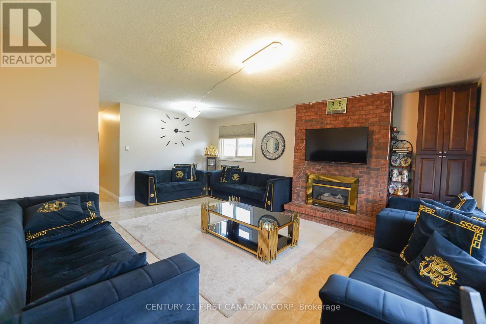 34 Ponderosa Cres, London, Ontario  N6E 2L6 - Photo 4 - X8236380