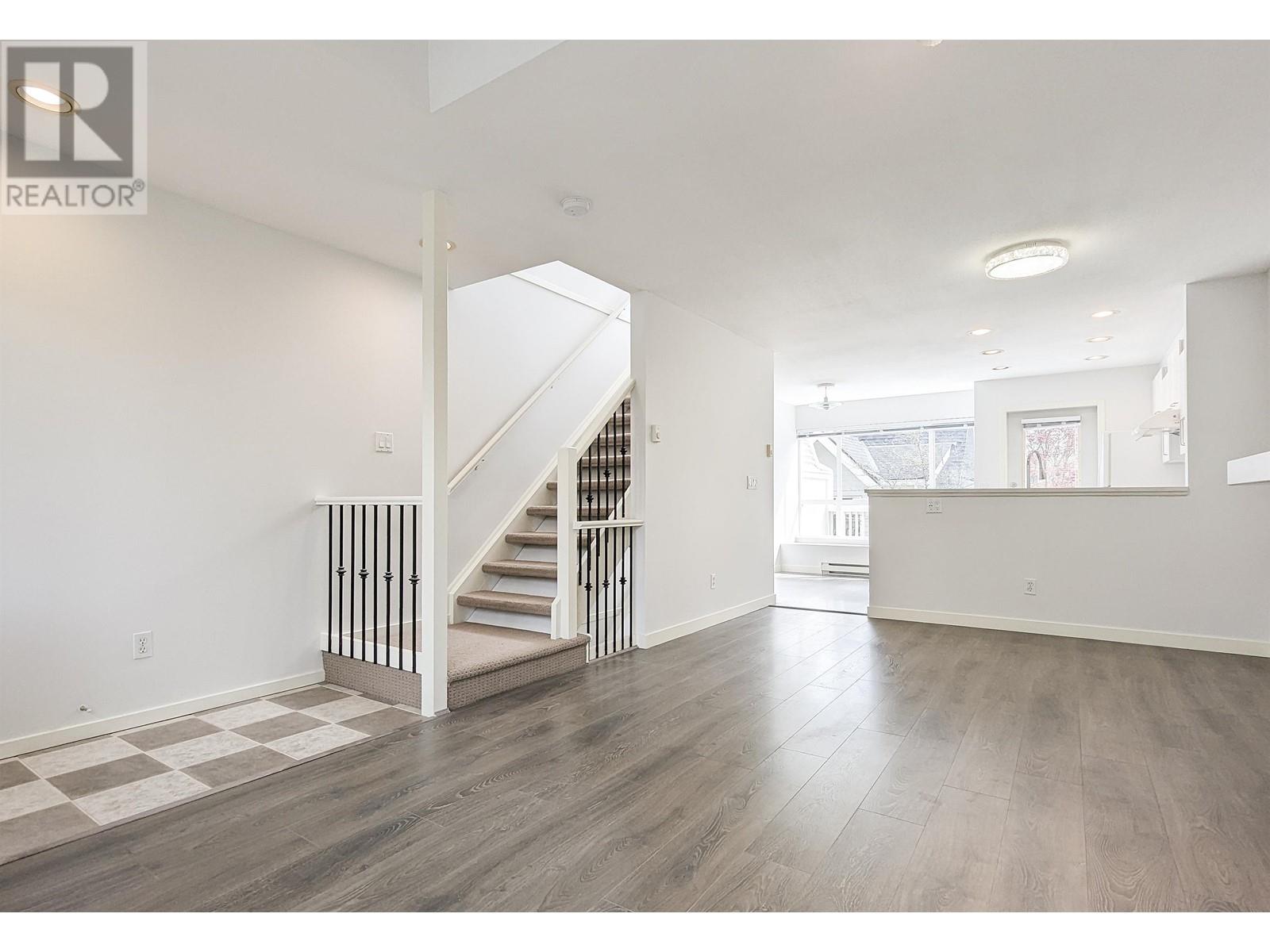 6828 Village Grn, Burnaby, British Columbia  V5E 4K9 - Photo 11 - R2870691