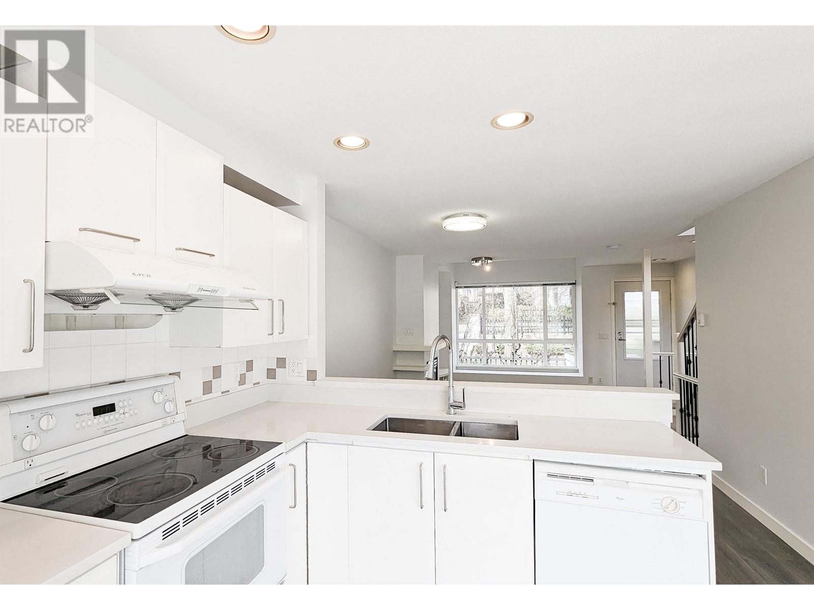6828 Village Grn, Burnaby, British Columbia  V5E 4K9 - Photo 18 - R2870691