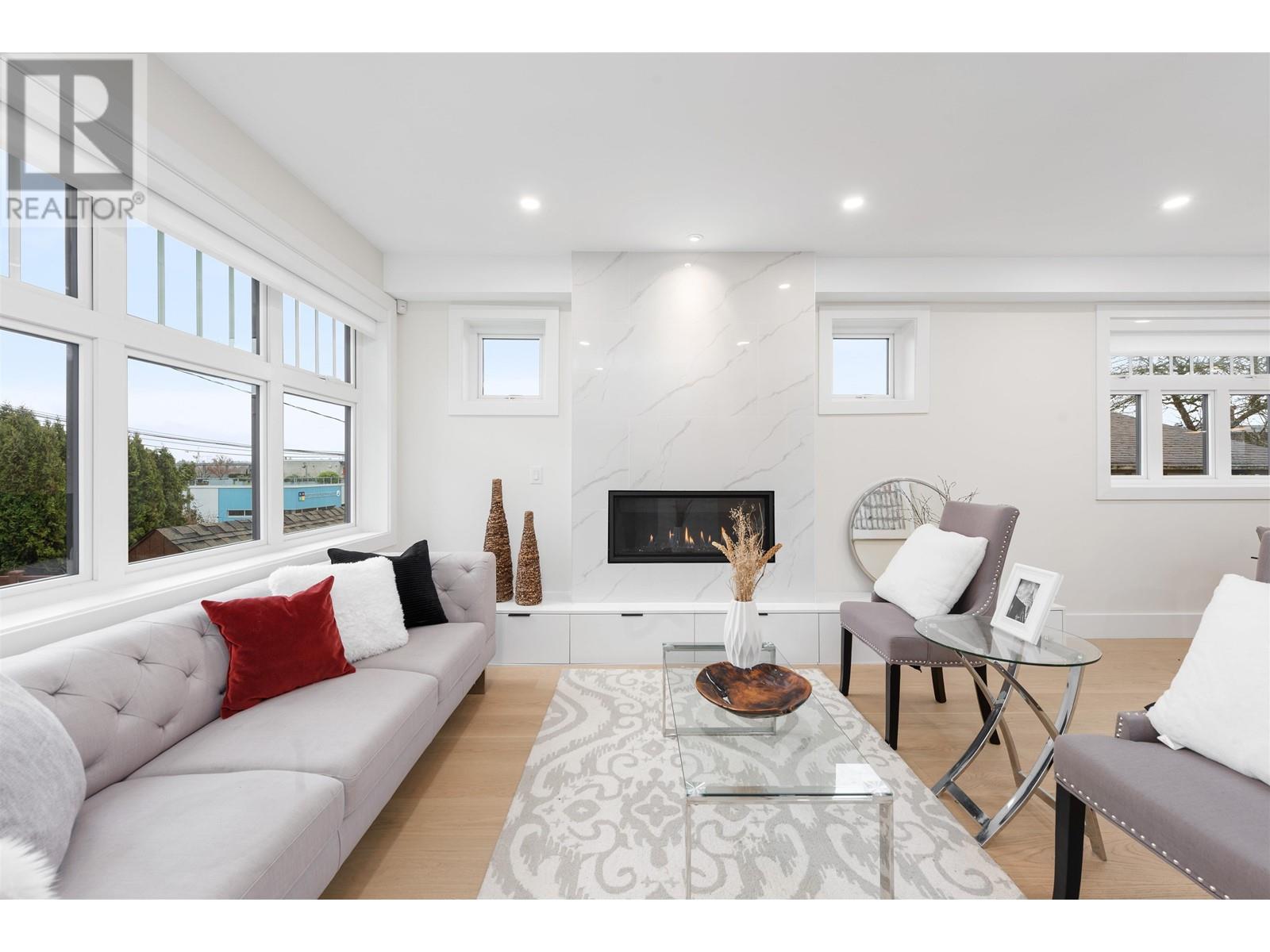 1672 E 15th Avenue, Vancouver, British Columbia  V5N 2G1 - Photo 2 - R2870795
