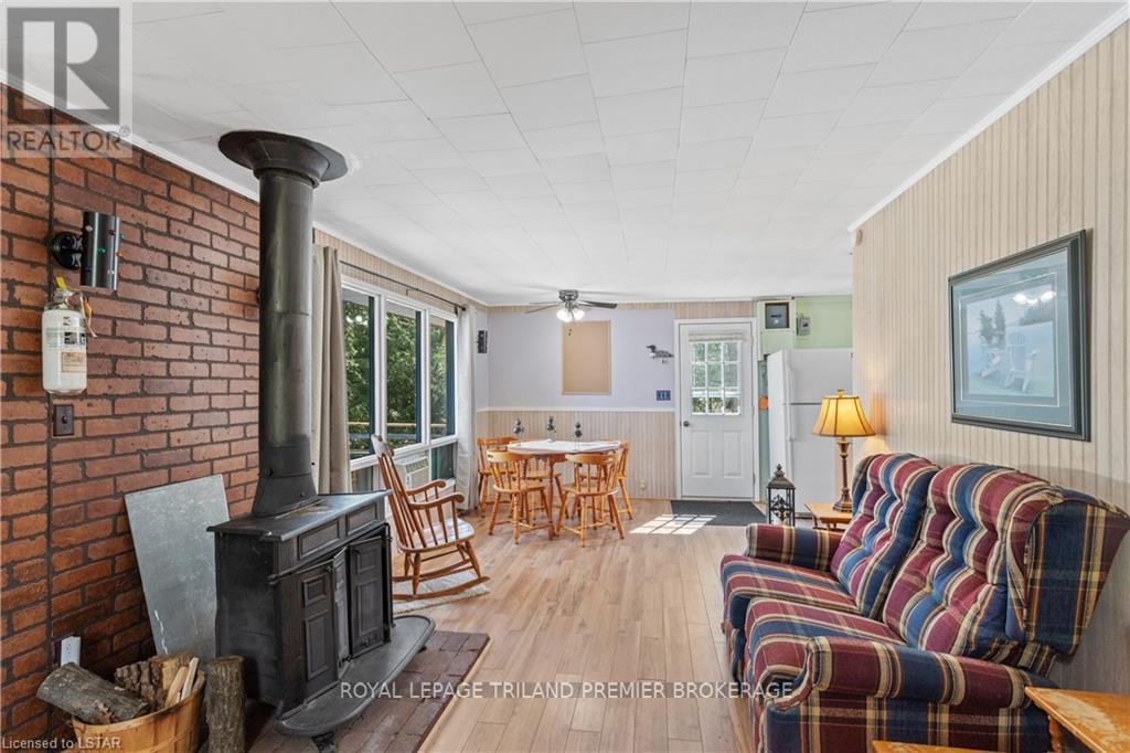 7936 Katharine St, Lambton Shores, Ontario  N0M 2L0 - Photo 12 - X8236872