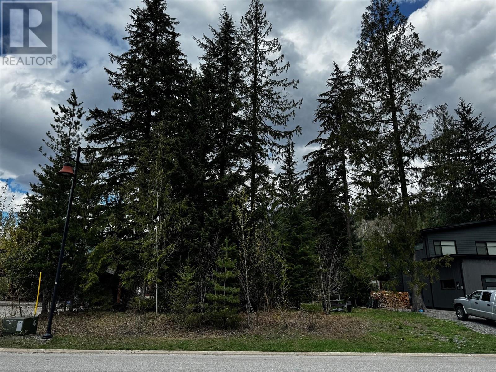 2050 Mountain Gate Road, Revelstoke, British Columbia  V0E 2S0 - Photo 2 - 10309922