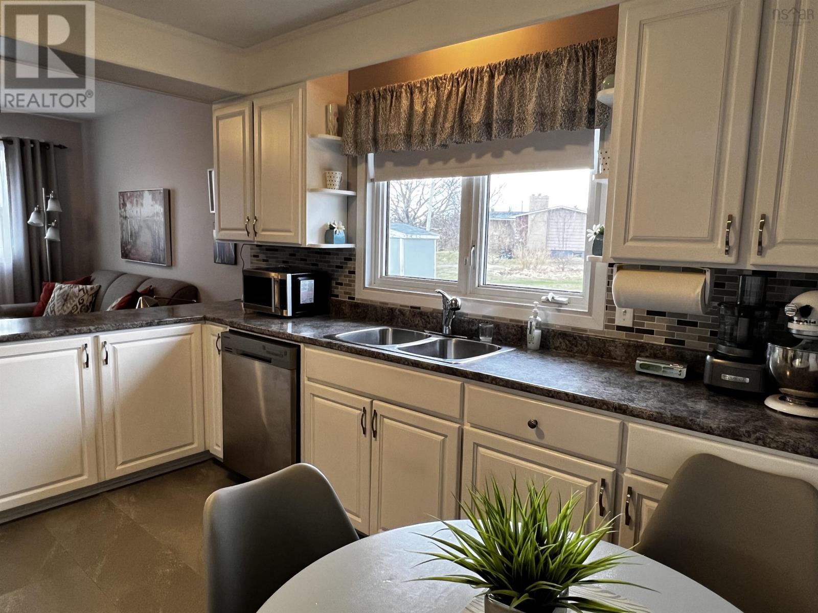 246 South Street, Glace Bay, Nova Scotia  B1A 1W5 - Photo 4 - 202407352