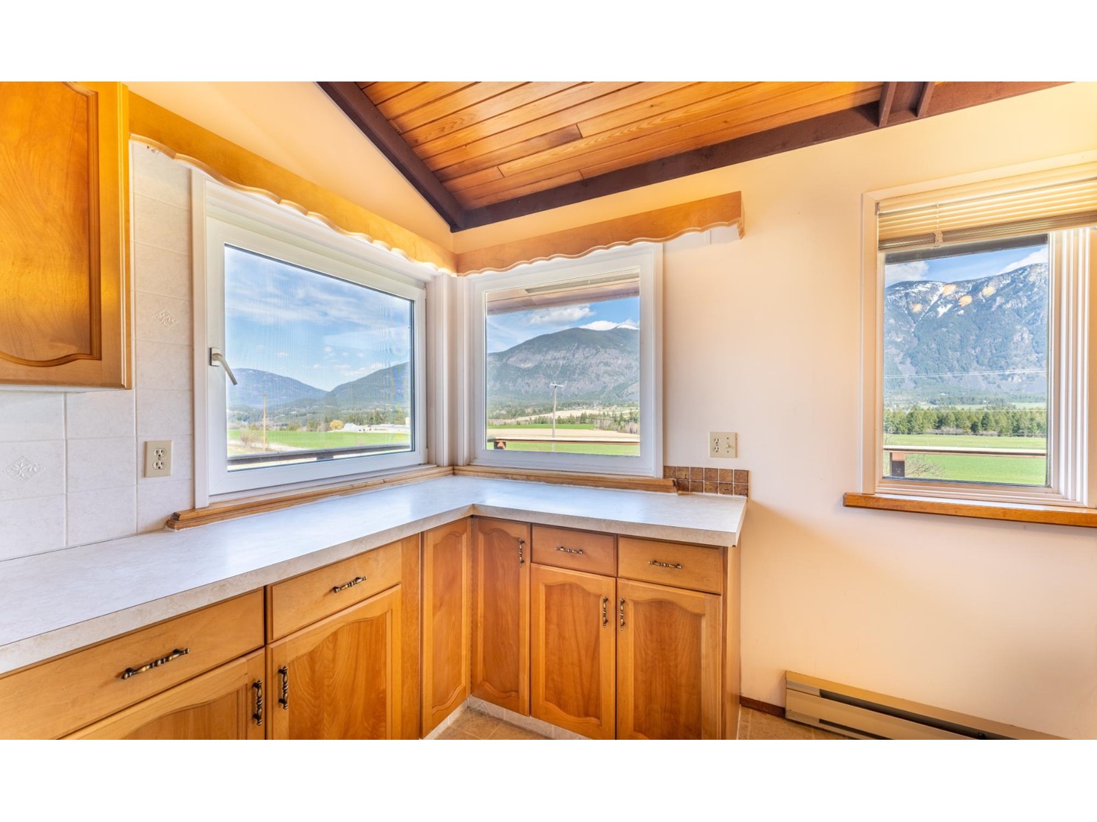 3481 Crestview Road, Creston, British Columbia  V0B 1G2 - Photo 11 - 2476188