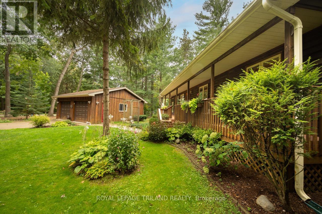 8742 Timberwood Tr, Lambton Shores, Ontario  N0M 1T0 - Photo 11 - X8242752