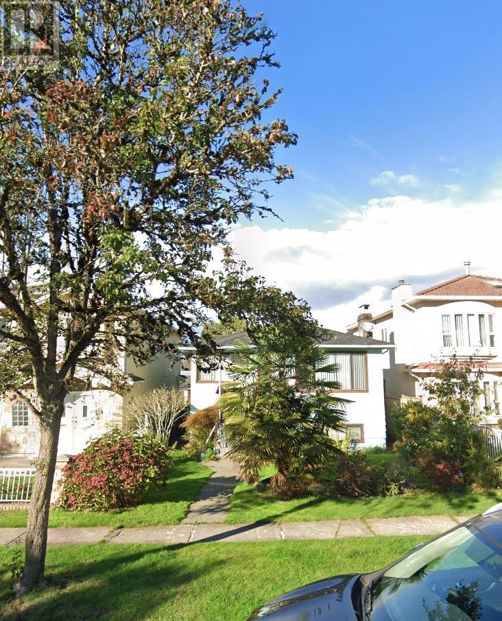 Listing Picture 8 of 8 : 1735 E 35TH AVENUE, Vancouver / 溫哥華 - 魯藝地產 Yvonne Lu Group - MLS Medallion Club Member