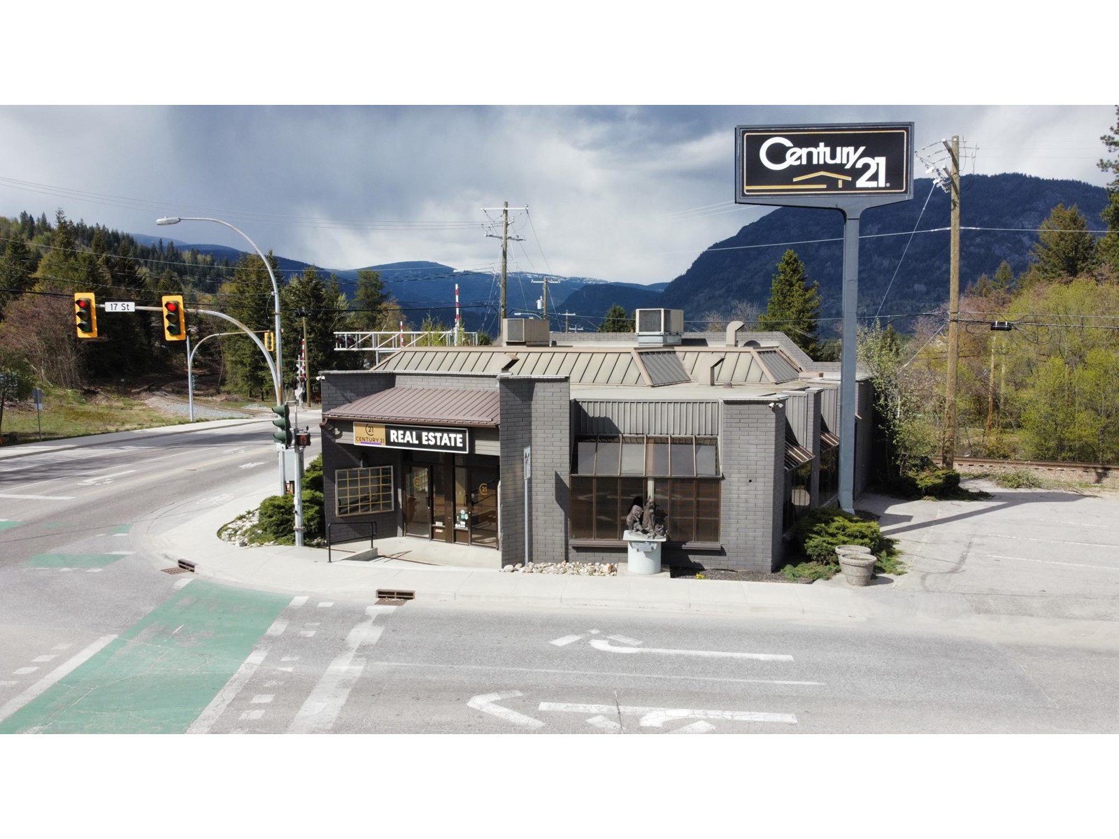 1695 Columbia Avenue, South Castlegar, British Columbia  V1N 1J1 - Photo 2 - 2474832