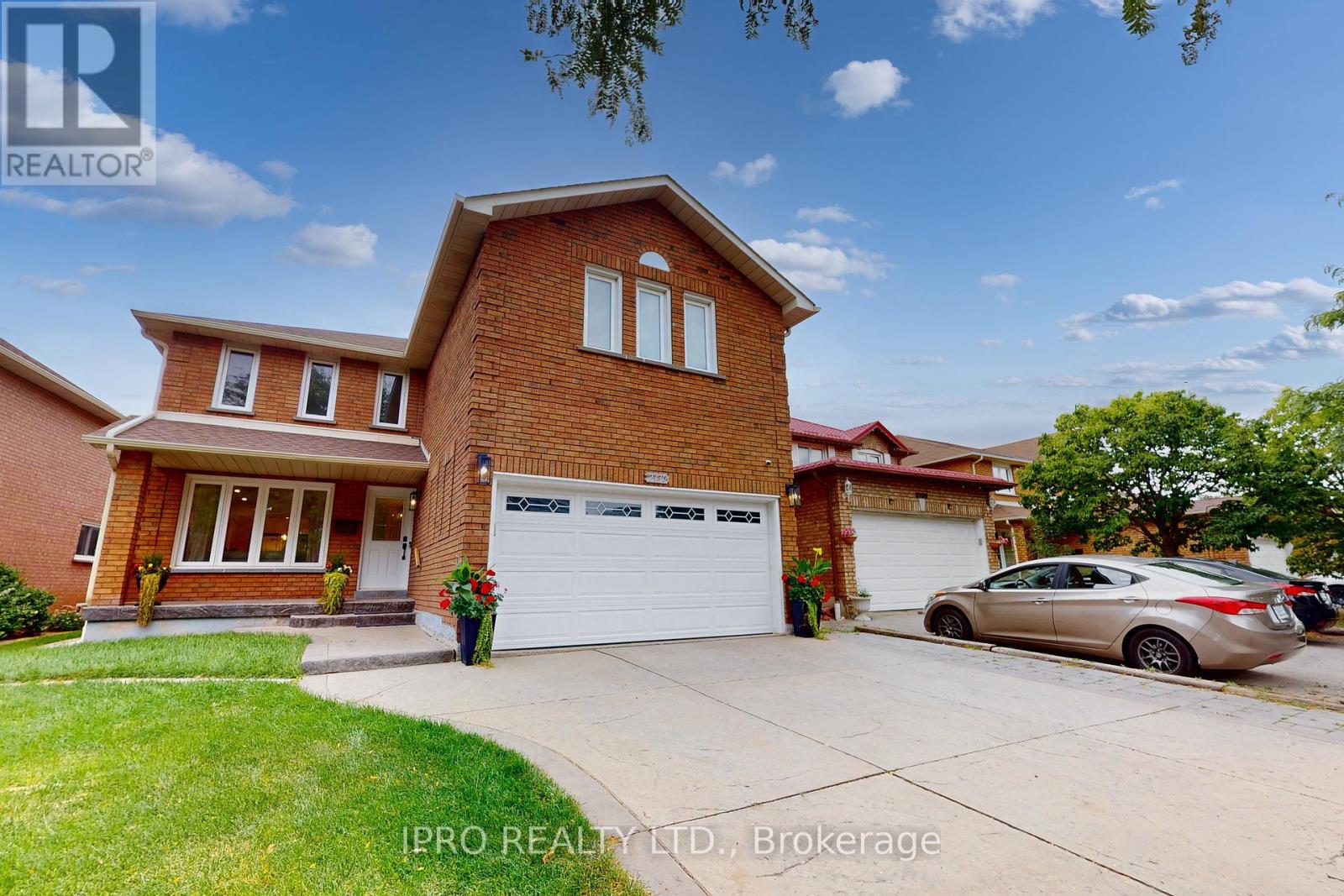 2330 Credit Valley Rd, Mississauga, Ontario  L5M 4C9 - Photo 2 - W8248834