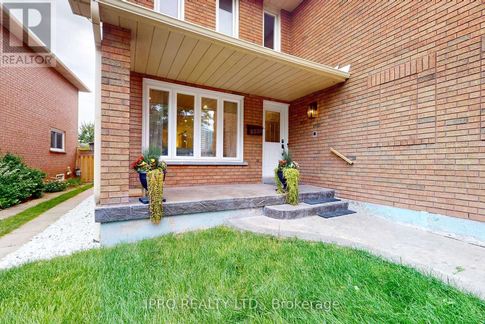 2330 Credit Valley Rd, Mississauga, Ontario  L5M 4C9 - Photo 4 - W8248834