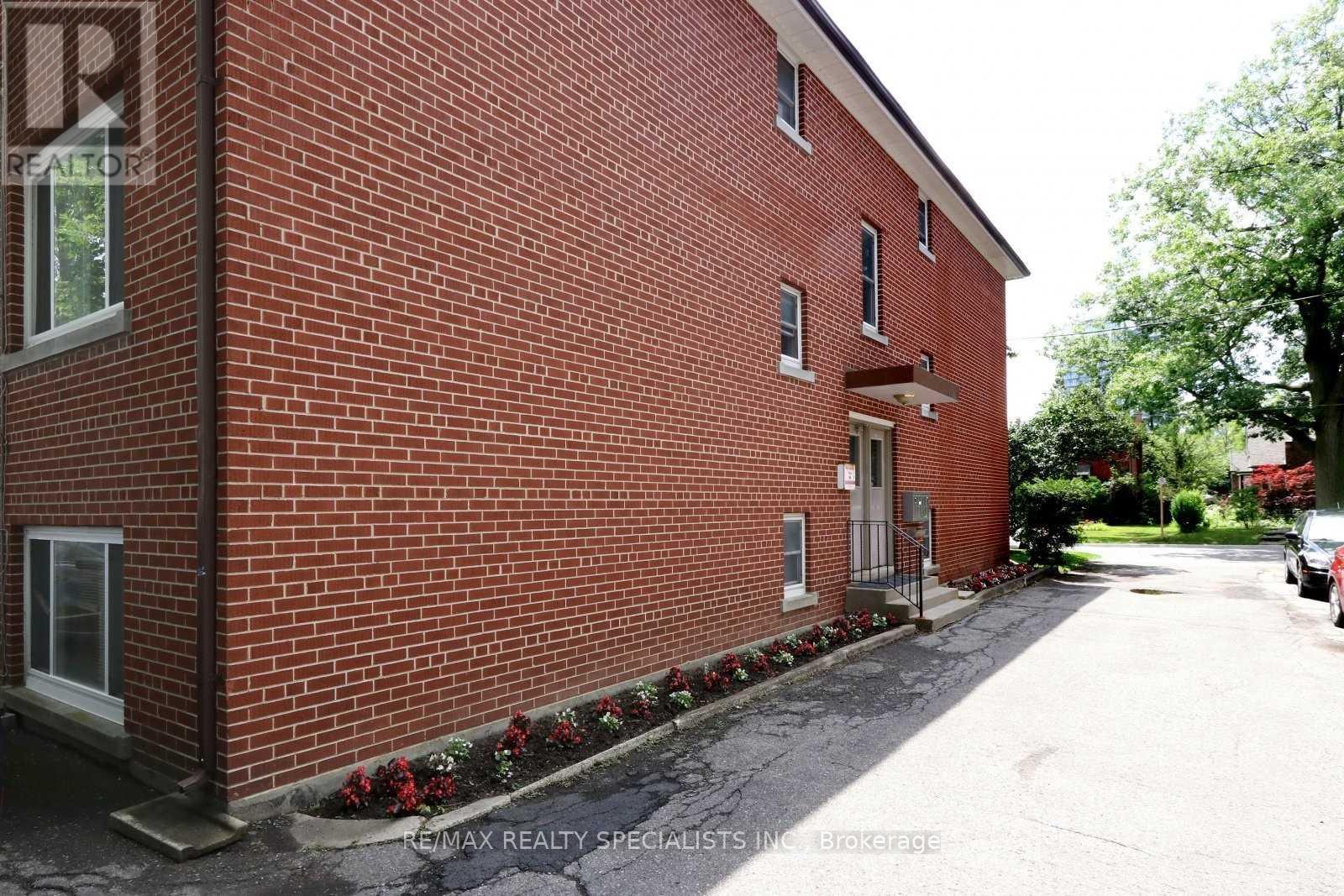 7 Woodlawn Ave, Mississauga, Ontario  L5G 3K4 - Photo 3 - W8254968