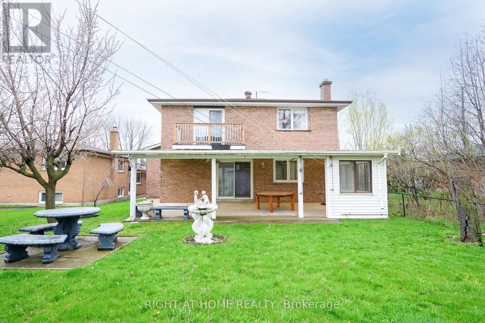 2423 Hensall St, Mississauga, Ontario  L5A 2T1 - Photo 2 - W8259086