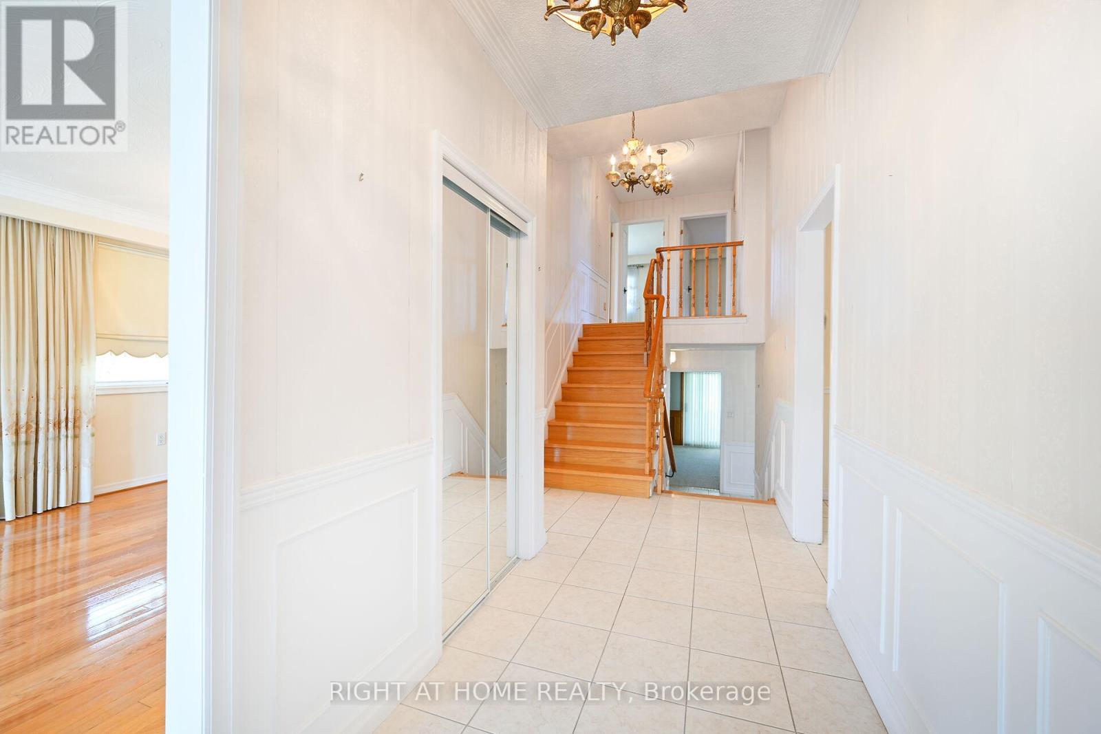 2423 Hensall Street, Mississauga, Ontario  L5A 2T1 - Photo 3 - W8259086