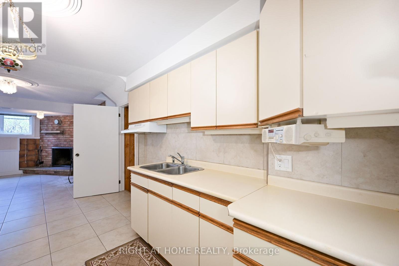 2423 Hensall Street, Mississauga, Ontario  L5A 2T1 - Photo 31 - W8259086