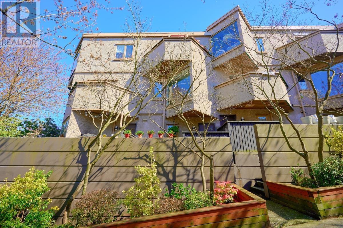 Listing Picture 2 of 23 : 24 870 W 7TH AVENUE, Vancouver / 溫哥華 - 魯藝地產 Yvonne Lu Group - MLS Medallion Club Member