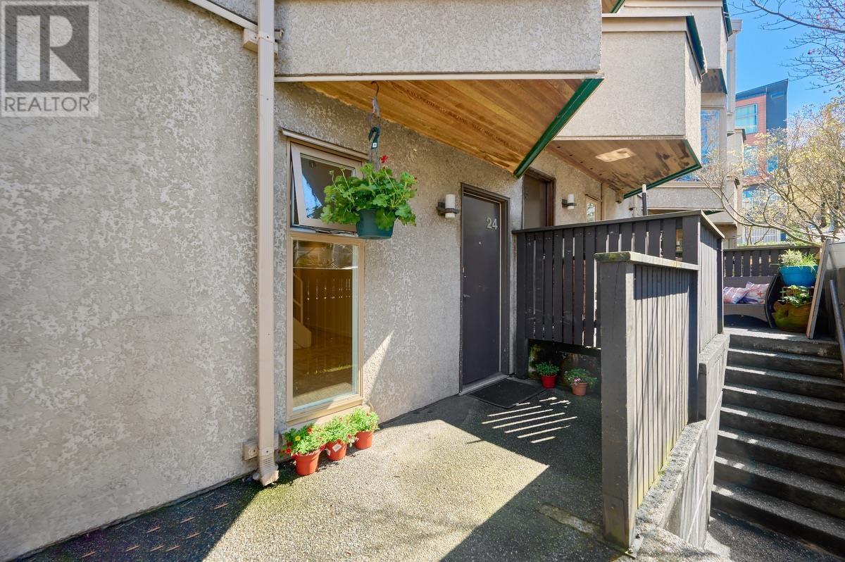 Listing Picture 3 of 23 : 24 870 W 7TH AVENUE, Vancouver / 溫哥華 - 魯藝地產 Yvonne Lu Group - MLS Medallion Club Member