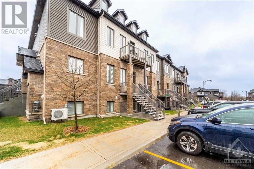 735 DEARBORN Private, Ottawa, K1T0W3, 2 Bedrooms Bedrooms, ,2 BathroomsBathrooms,Single Family,For Sale,DEARBORN,1388077