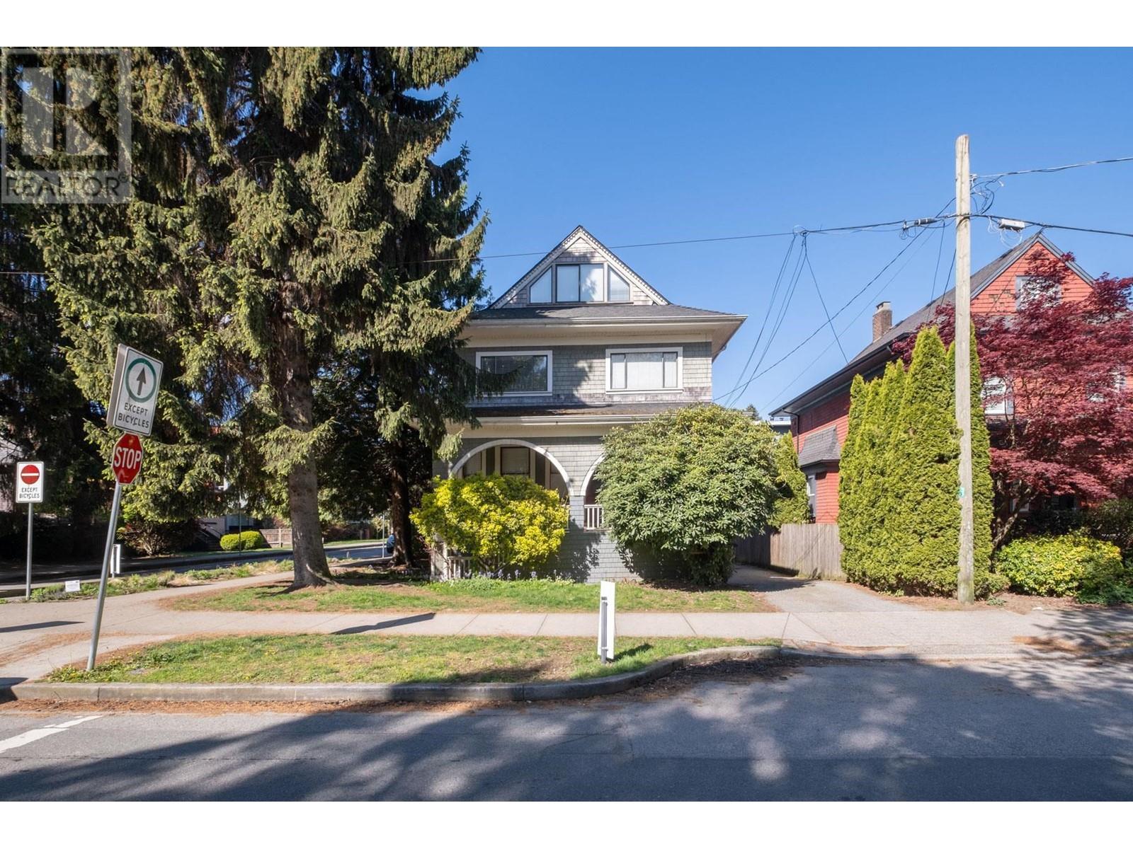 Listing Picture 2 of 34 : 1549 MAPLE STREET, Vancouver / 溫哥華 - 魯藝地產 Yvonne Lu Group - MLS Medallion Club Member