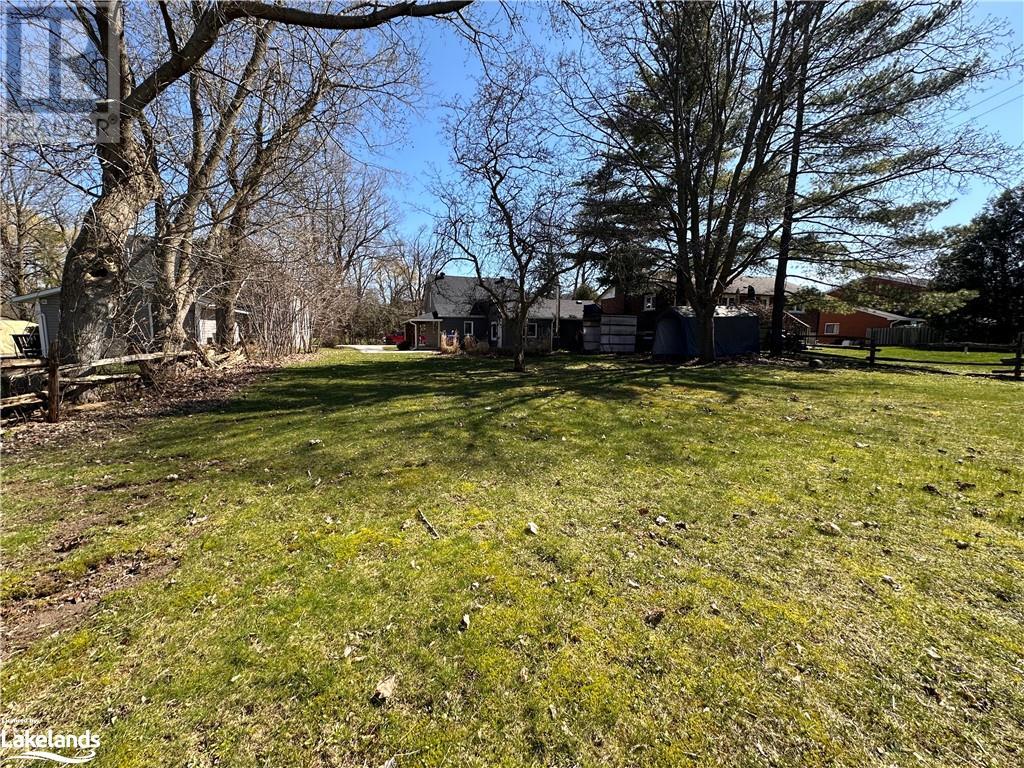 34 Elizabeth Street W, Creemore, Ontario L0M 1G0 (26793694)