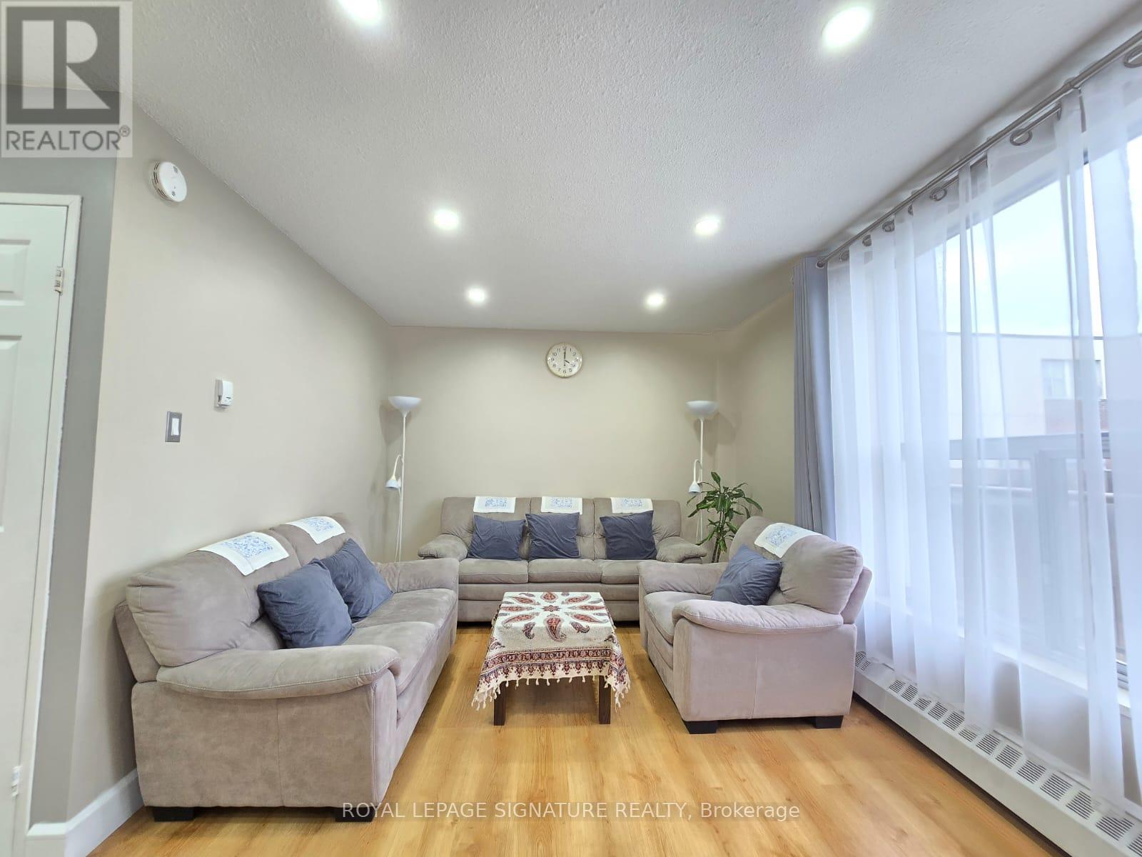#212 -1055 A Forestwood Dr, Mississauga, Ontario  L5C 2T8 - Photo 1 - W8269530