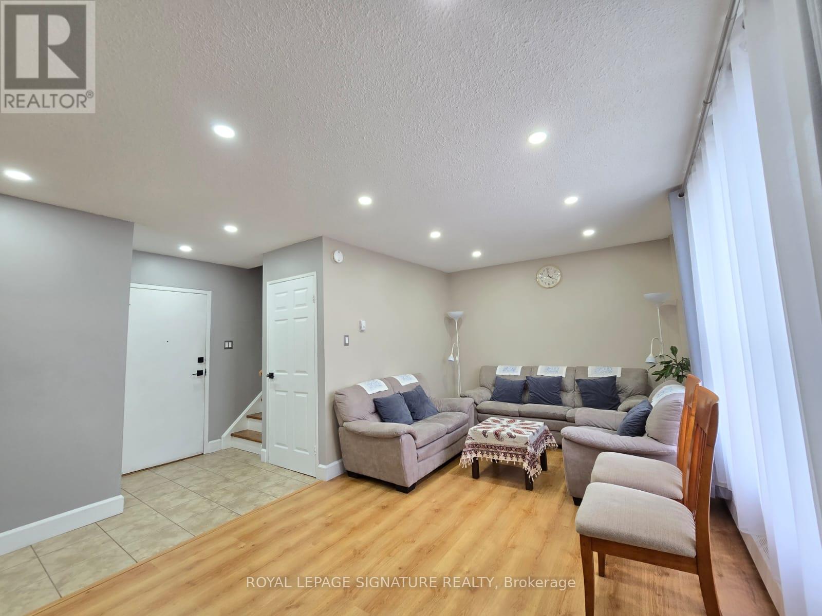 #212 -1055 A Forestwood Dr, Mississauga, Ontario  L5C 2T8 - Photo 4 - W8269530