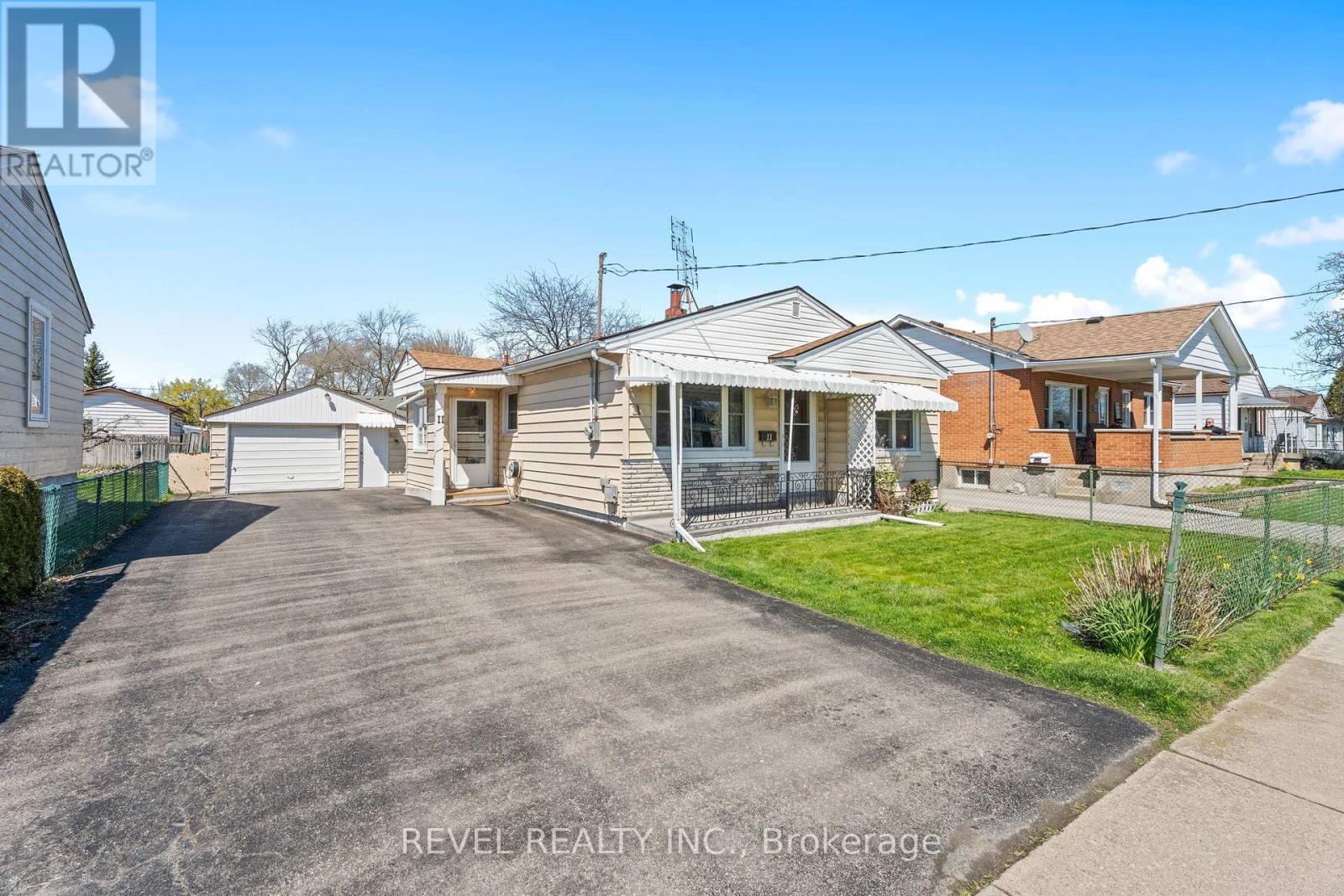 11 Parkwood Drive, St. Catharines, Ontario  L2P 1H1 - Photo 1 - X8271406