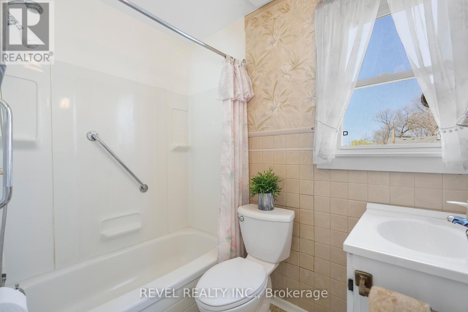 11 Parkwood Dr, St. Catharines, Ontario  L2P 1H1 - Photo 10 - X8271406
