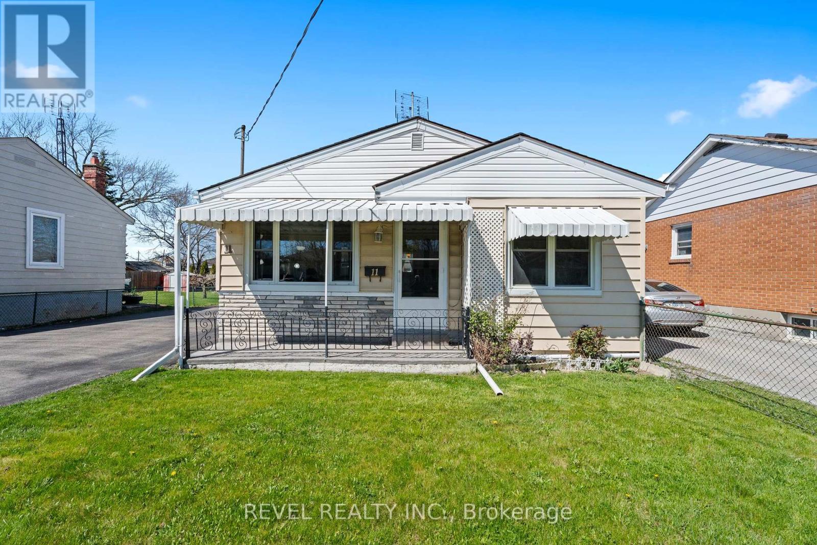11 Parkwood Drive, St. Catharines, Ontario  L2P 1H1 - Photo 3 - X8271406