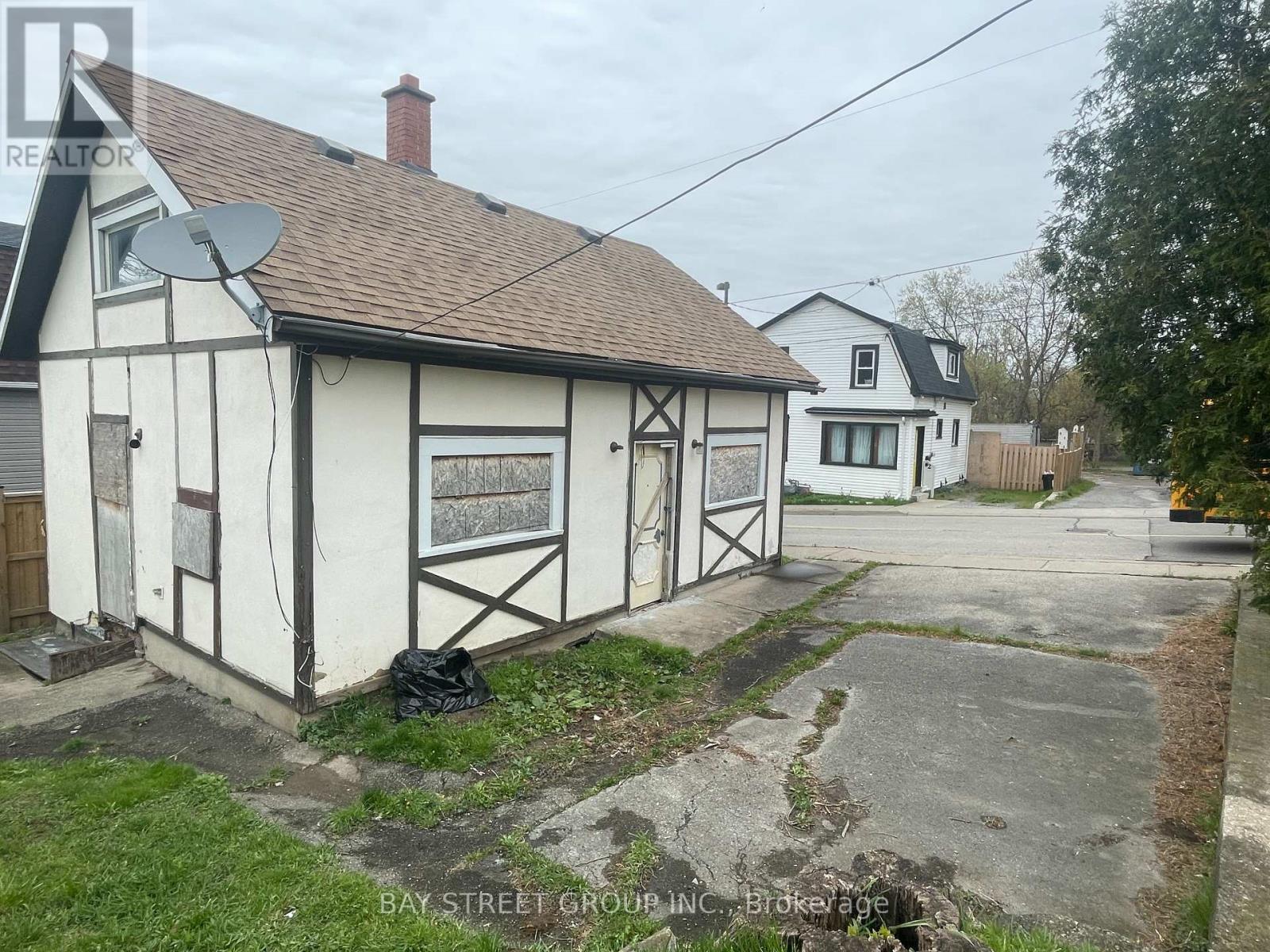 161 Queenston St, St. Catharines, Ontario  L2R 3A1 - Photo 2 - X8272712