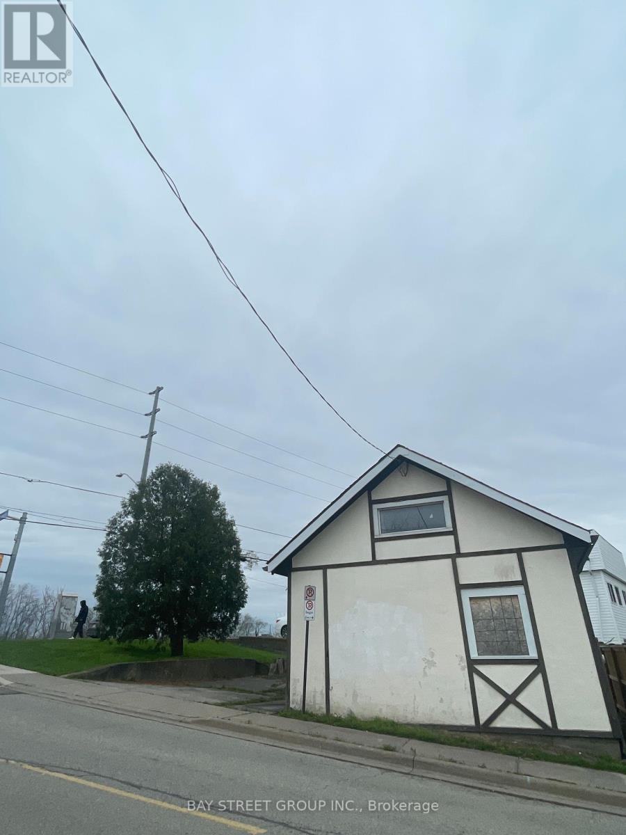 161 Queenston St, St. Catharines, Ontario  L2R 3A1 - Photo 3 - X8272712