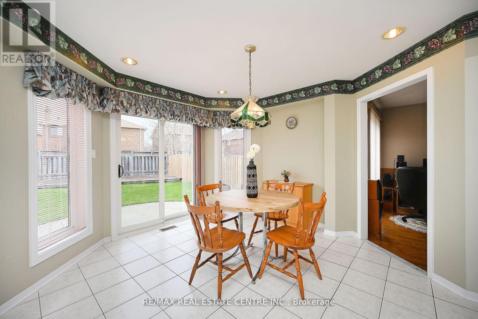5205 Buttermill Crt, Mississauga, Ontario  L5V 1S4 - Photo 14 - W8273658