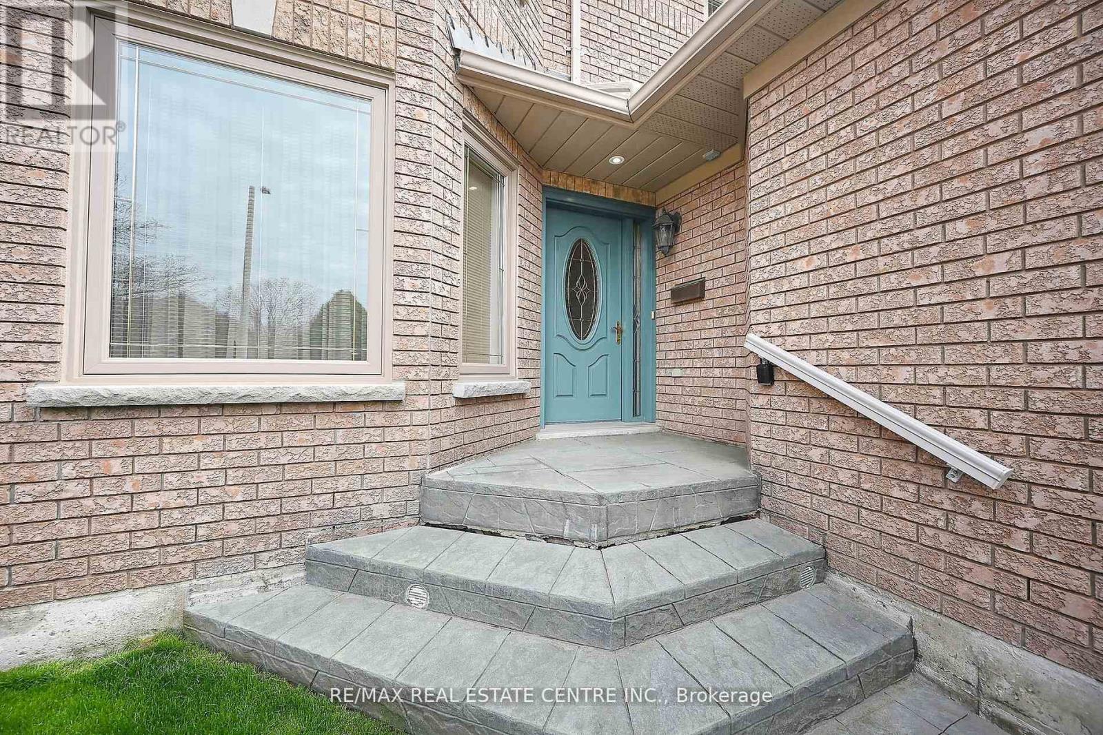 5205 Buttermill Crt, Mississauga, Ontario  L5V 1S4 - Photo 3 - W8273658