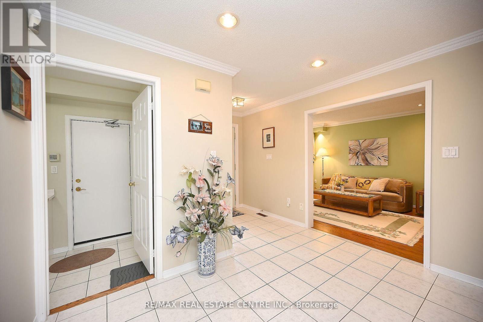 5205 Buttermill Crt, Mississauga, Ontario  L5V 1S4 - Photo 7 - W8273658